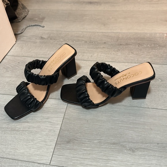 Black Scrunch Heels - Picture 3 of 3